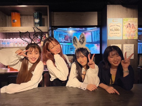 お店で働くキャスト達と店長です！