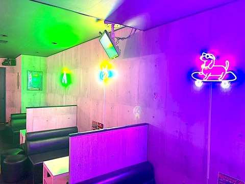 韓国風ネオンのおしゃれな店内♪