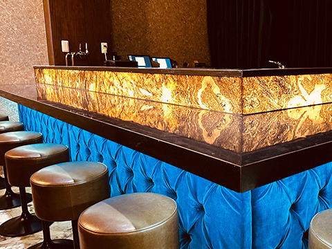 高級感あふれるモダンな店内