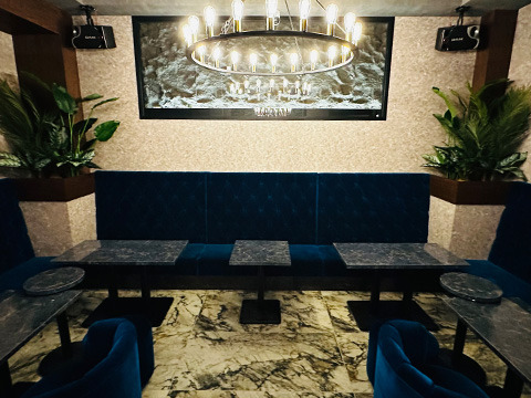 ゆったり寛げる広々としたソファ席